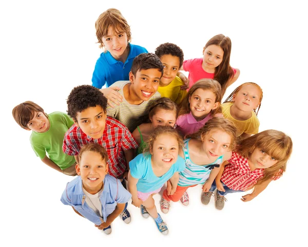 Många barn Visa från ovan leende och glad — Stockfoto