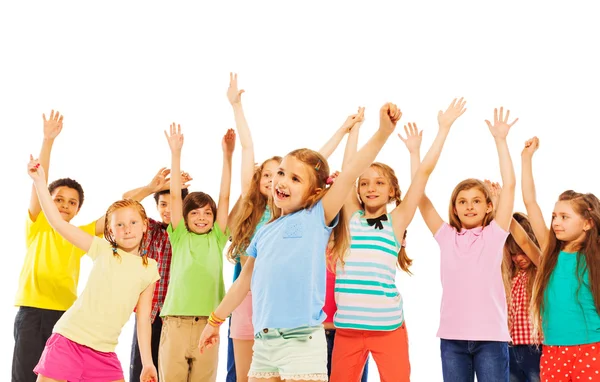 Les enfants souriants heureux lèvent les mains et acclament — Photo