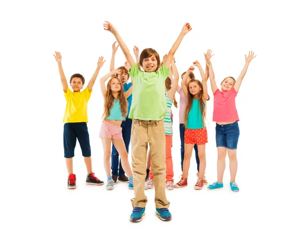 Jongens en meisjes staan samen met handen opgewekt — Stockfoto