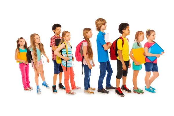 Beaucoup d'enfants heureux dans une file d'attente à l'école — Photo