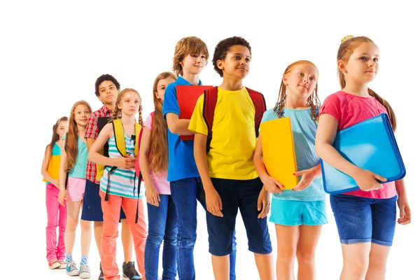 Bambini in piedi in fila con libri di testo — Foto Stock