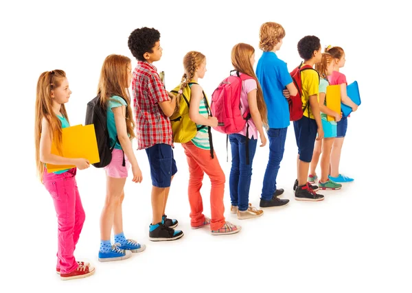 Groep van jongens en meisjes die permanent in de lijn — Stockfoto