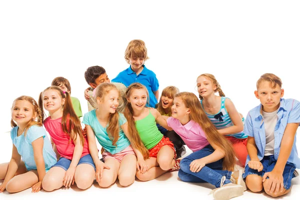 Grote groep van kinderen plezier — Stockfoto