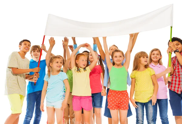 Группа счастливых детей держит пустой белый баннер — стоковое фото