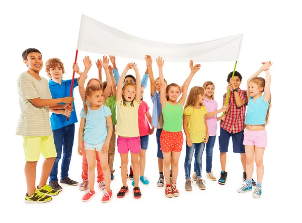 Muitas crianças ficam com banner em branco — Fotografia de Stock