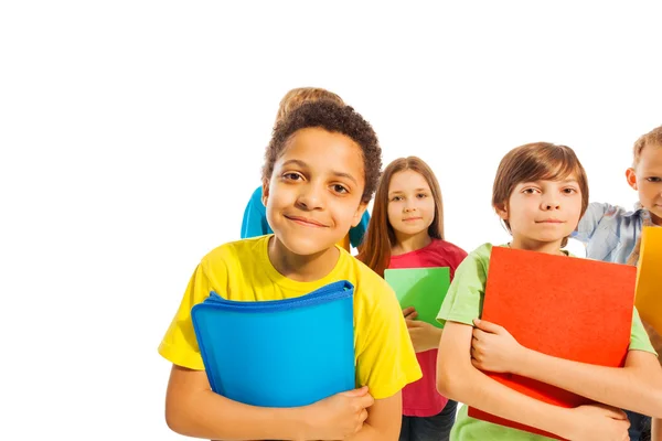 Divertido afroamericano escuela chico con amigos — Foto de Stock