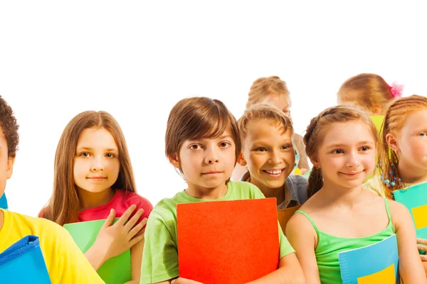 Niños tranquilos de pie con libros de texto — Foto de Stock