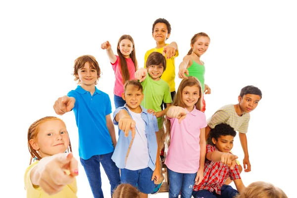 Stor grupp av söta barn pekar på kamera — Stockfoto