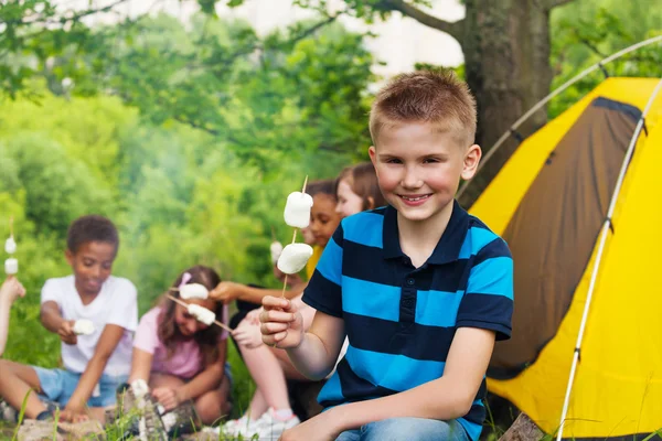 Jongen stick met marshmallows houden tijdens het kamperen — Stockfoto