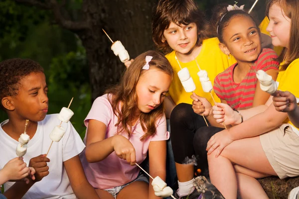 Barn med lägereld behandla under camping — Stockfoto