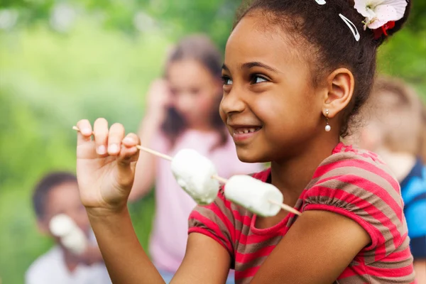 Retrato de menina africana e pau de marshmallow — Fotografia de Stock