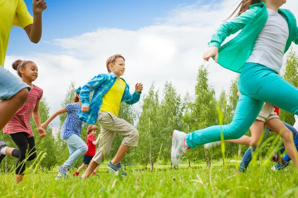 Correre bambini vista nel campo verde — Foto Stock