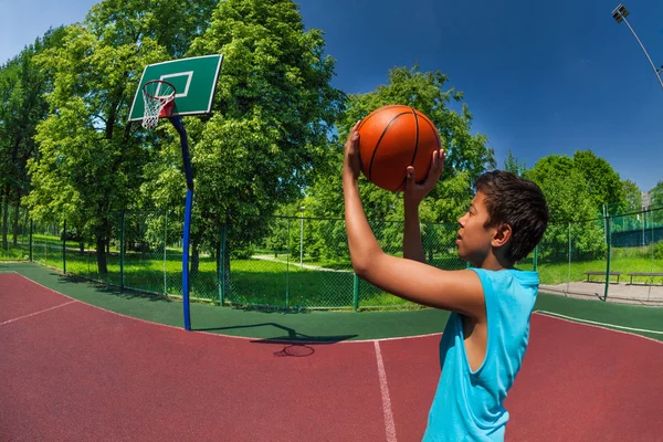 Arabischer Junge wirft Ball in Basketballtor — Stockfoto