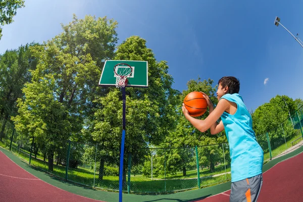 Menino árabe segura bola para jogar no gol de basquete — Fotografia de Stock