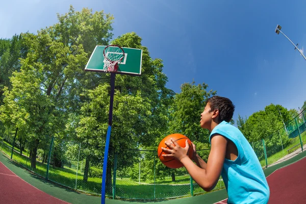 Menino árabe pronto para jogar bola no gol de basquete — Fotografia de Stock