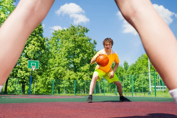 Menino com bola indo para o jogador no basquete — Fotografia de Stock