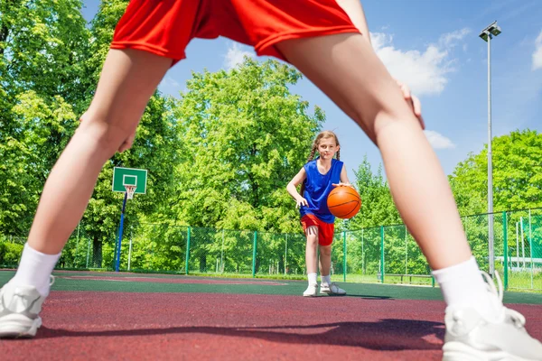 Mädchen mit Ballblick zwischen zwei Beinen des Spielers — Stockfoto