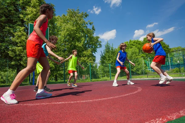 Equipo de adolescentes jugando al baloncesto juntos — Foto de Stock