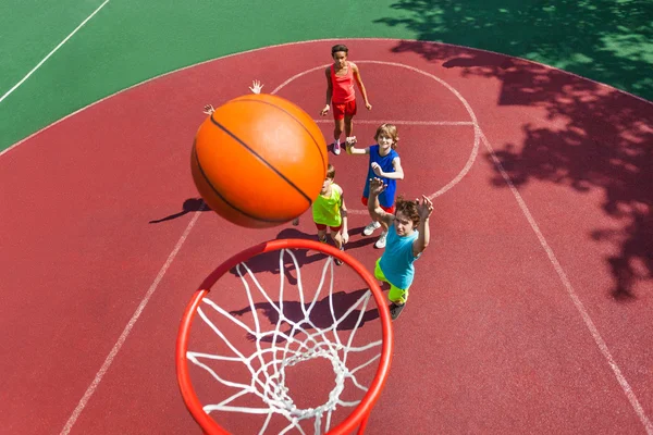 Vista de bola voadora para cesta de cima, os adolescentes jogam — Fotografia de Stock