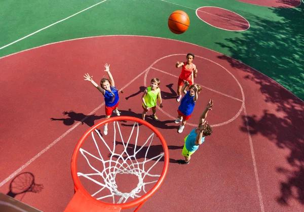 Vliegende bal naar mandje bovenaanzicht tijdens basketbal — Stockfoto