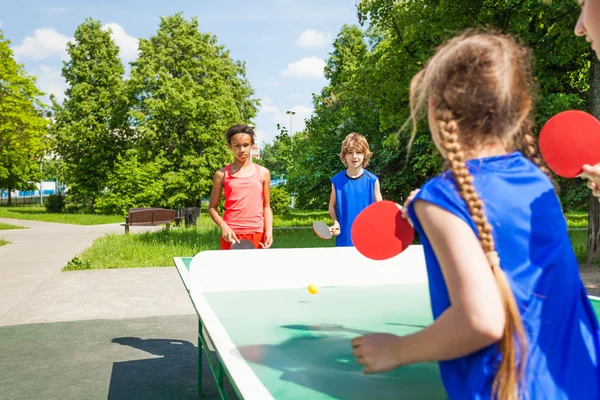 Cuatro amigos internacionales juegan al tenis de mesa — Foto de Stock