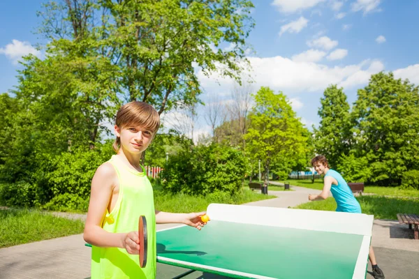 Niño con raqueta listo para servir pelota de tenis de mesa — Foto de Stock