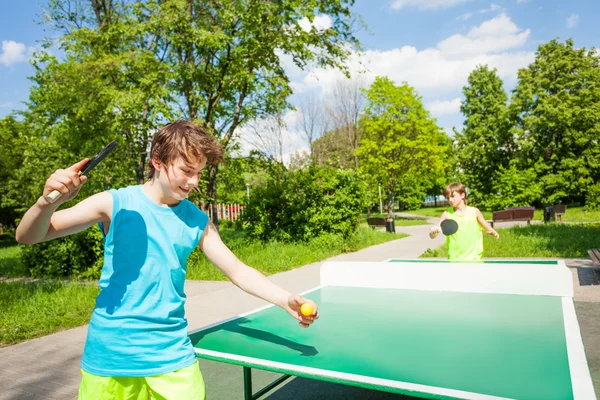 Chlapec s raketa připravena hrát stolní tenis — Stock fotografie