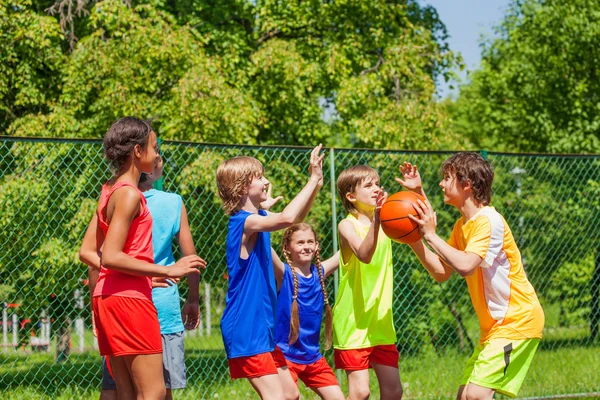 Amigos felices jugando al baloncesto afuera —  Fotos de Stock