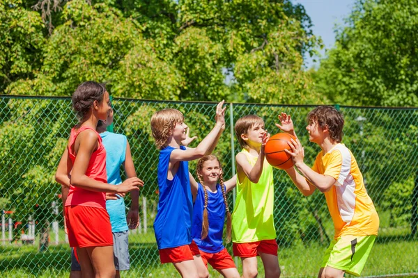 Amis heureux jouer à un jeu de basket dehors — Photo