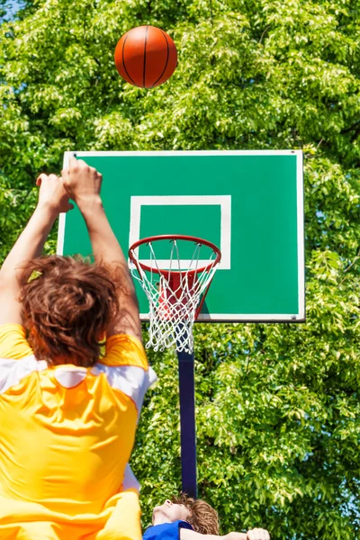 Chico vomitando la pelota durante el juego de baloncesto —  Fotos de Stock