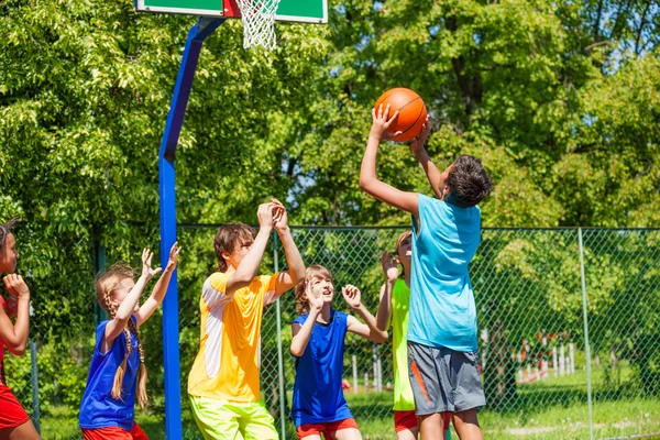 Grupo de adolescentes jogar basquete no parque infantil — Fotografia de Stock