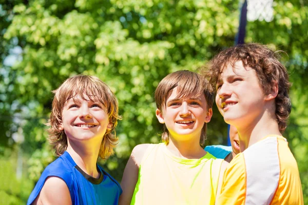 Drie gelukkige tienerjongens glimlachend en opzoeken — Stockfoto