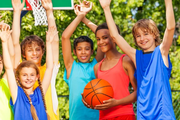 Les amis tiennent les bras au match de basket — Photo