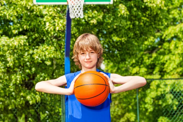 少年はバスケット ボールの試合中に一人でボールを保持します。 — ストック写真
