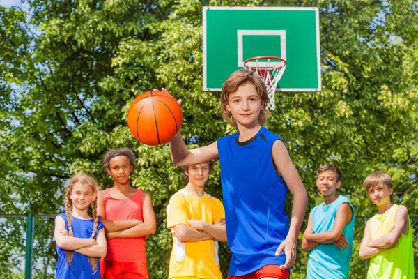 Junge spielt Basketball mit internationalem Team — Stockfoto