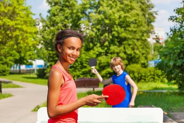 Menina africana jogar ping pong com menino fora — Fotografia de Stock