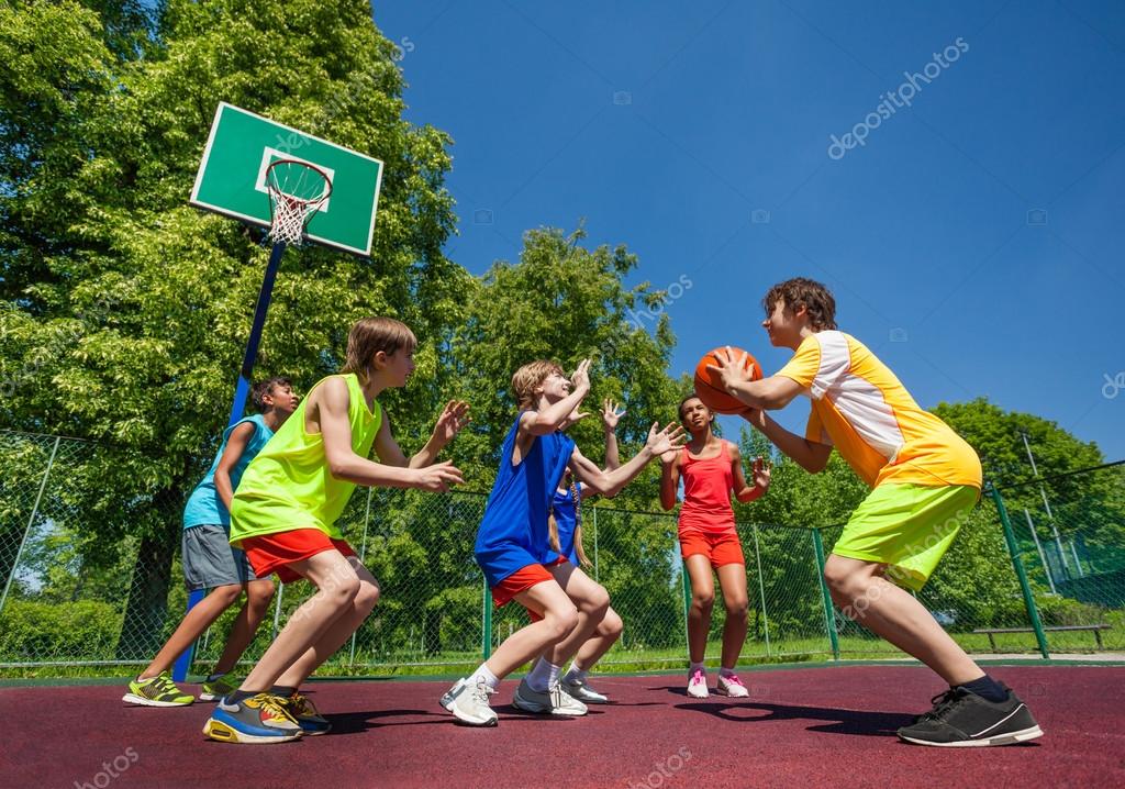 Descubrir 65+ imagen niños jugando basquetbol