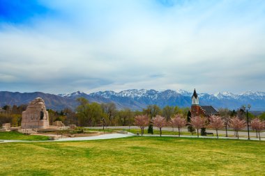 Şapel anıt ve çim ile
