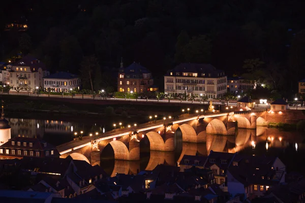 Pont Alte Brucke à Heidelberg pendant la nuit — Photo