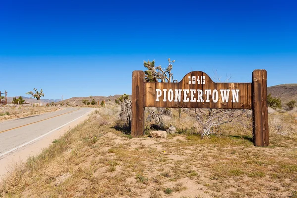 Pioneer város jel az úton — Stock Fotó