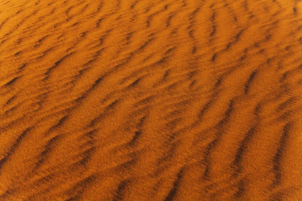 Patrón de olas de viento de arena en el desierto — Foto de Stock