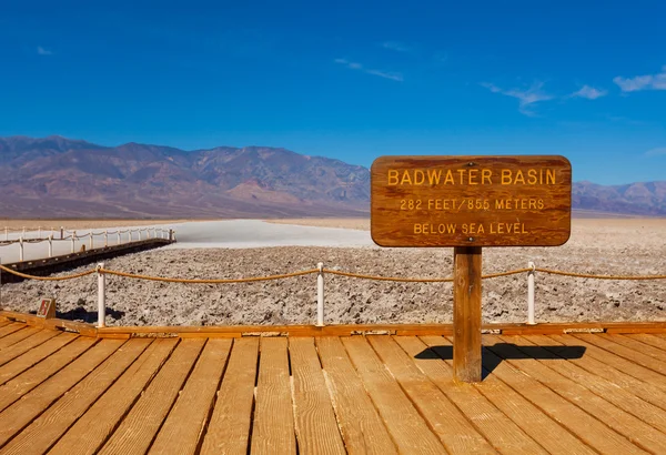 Segnaletica Bad Water Basin e sale dietro — Foto Stock