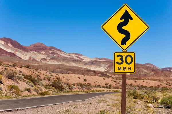 Gelbes Schild mit gebogenem Pfeil — Stockfoto