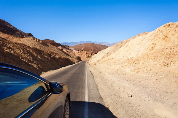 Carro dirigindo no deserto do Vale da Morte — Fotografia de Stock