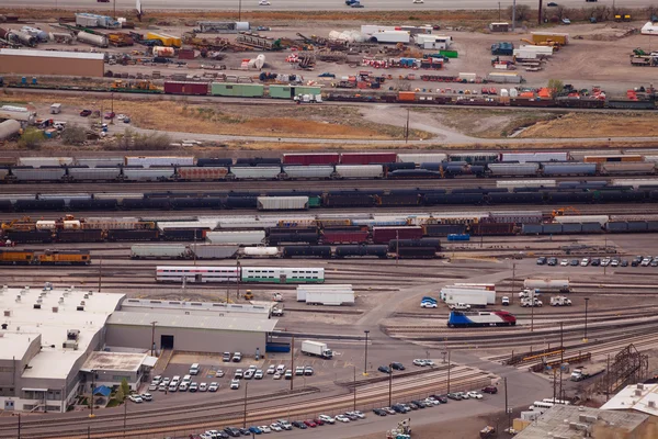 Transport nära Salt Lake city oljeraffinaderier — Stockfoto