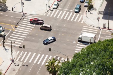 Bahar sokak ve Los Angeles trafikte