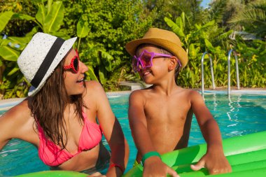 Mutlu anne ve oğlu Havuzu