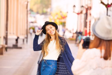 profesyonel kamera ile arkadaş