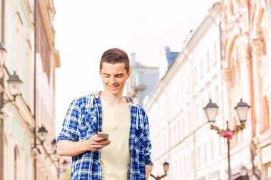 adam sokakta cep telefonu ile