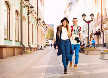 Sokakta yürüme sırasında Çift